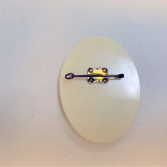 Vintage Pin w/Girl. - Picture 2 of 2